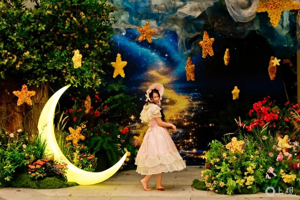 恒利配资 美食音乐美陈，营造月下烟火人间，环复兴公园艺术季·思南月圆生活节连演四天